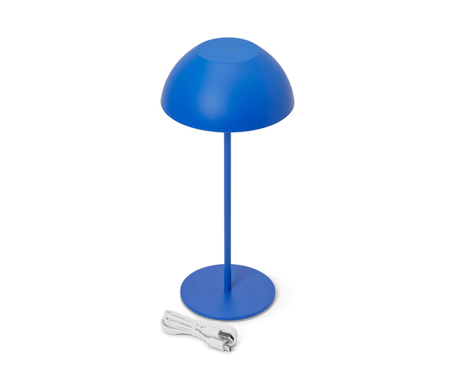 Modrá bateriová stolní LED lampa a nabíjecí kabel.