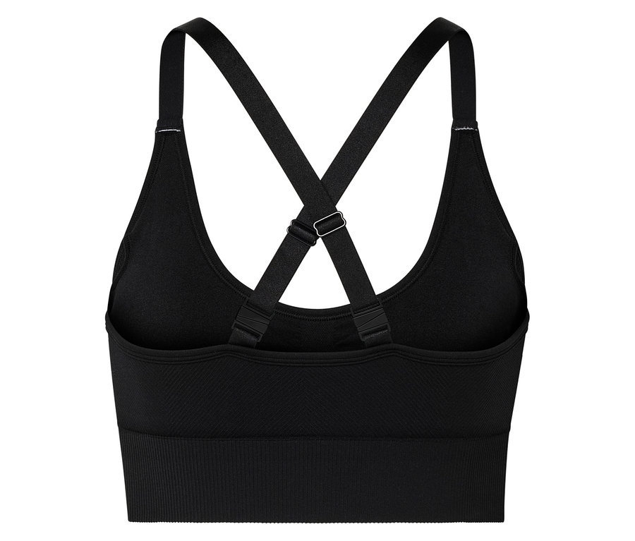 Detail černého sportovního topu s překříženými ramínky.