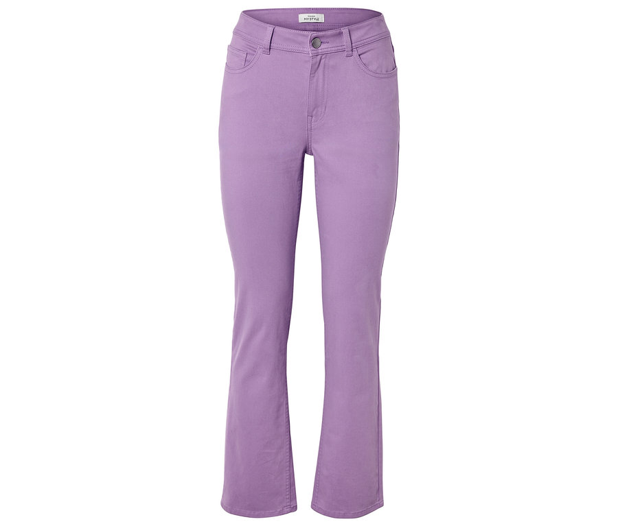 Fialové rozšířené džíny na bílém pozadí.