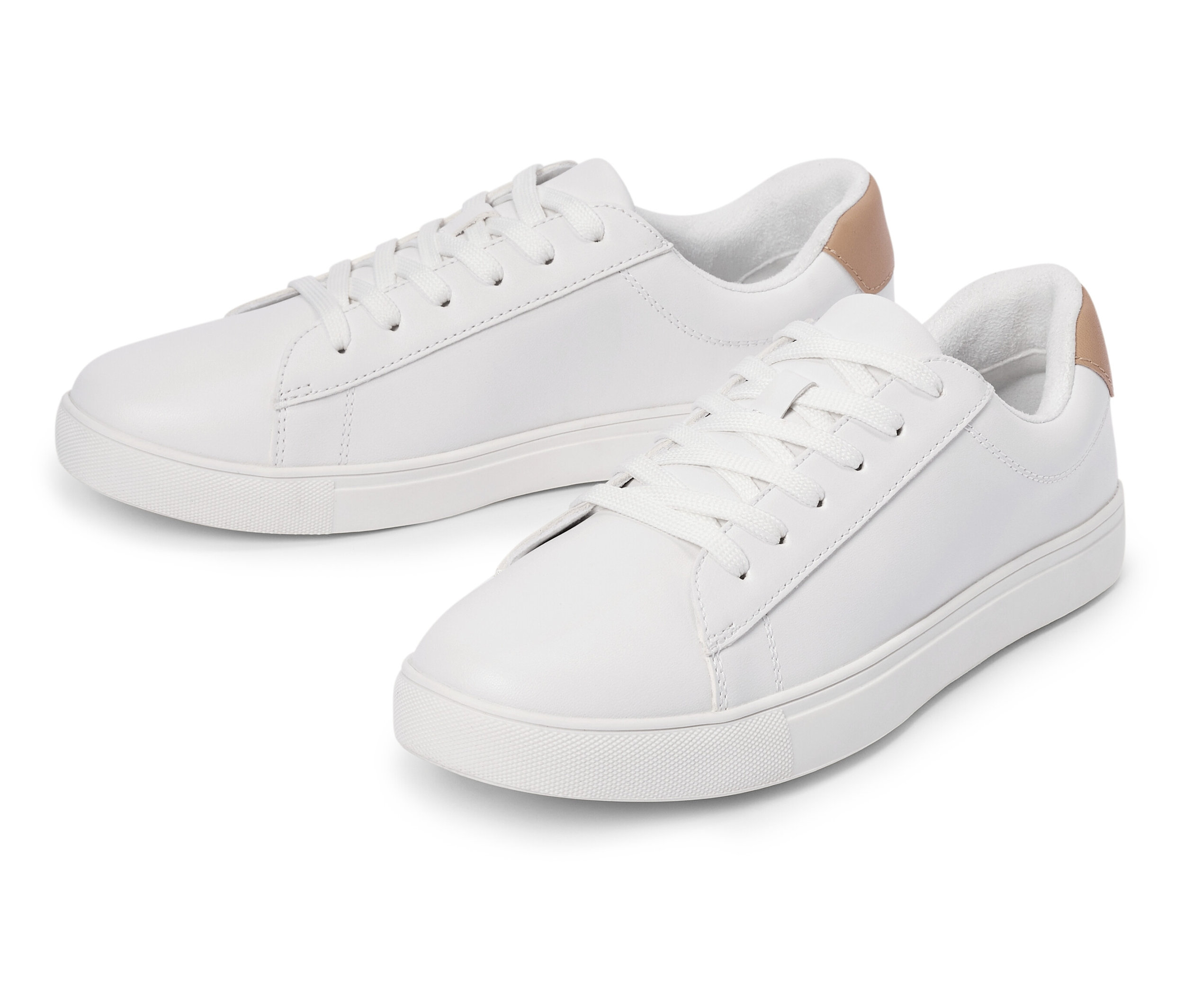 Dvě bílé tenisky se šňůrkami a světle hnědým detailem na patě leží vedle sebe.