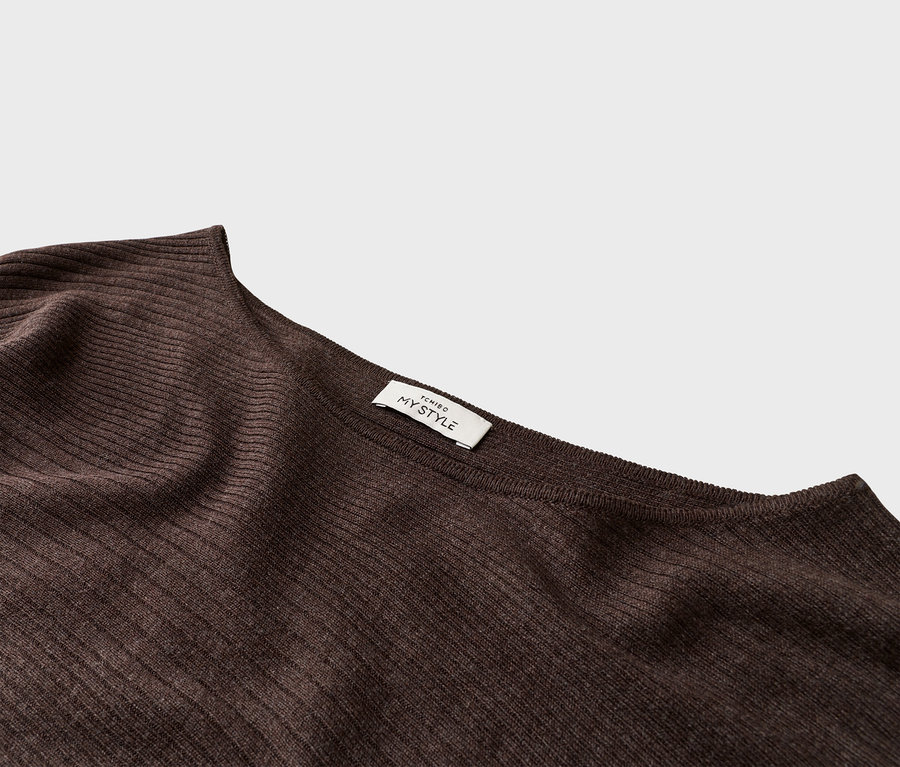 Detailní záběr na žebrovaný hnědý top s bílým štítkem 'TCHIBO MY STYLE'.