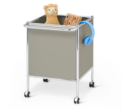 Box na hračky s plyšovou hračkou, hrou a sluchátky.