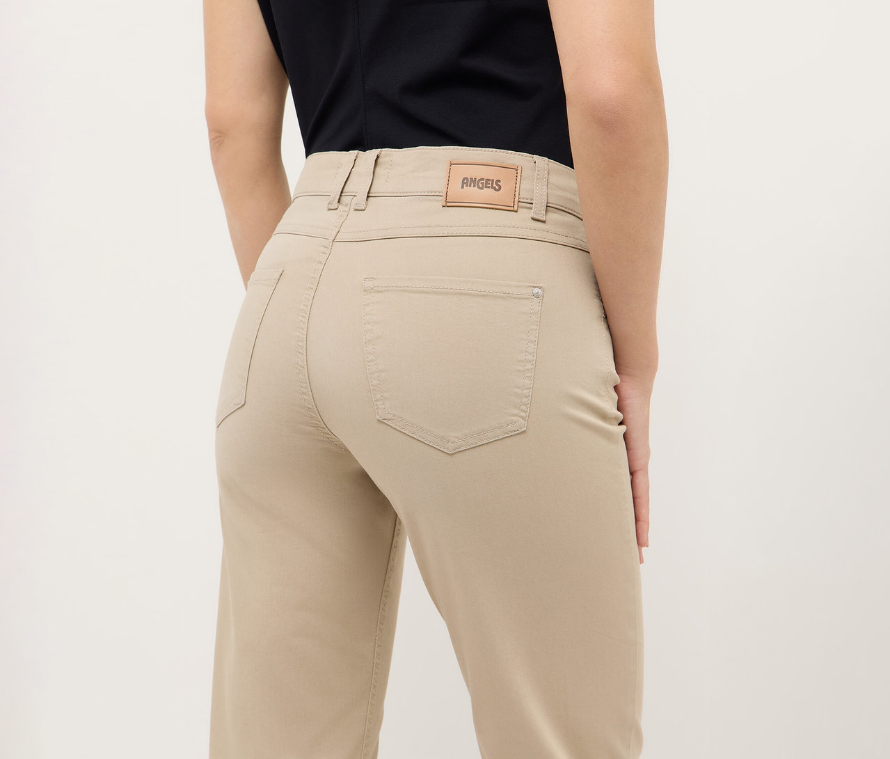 Pohled zezadu na ženu v džínách Angels »Lara« straight fit.