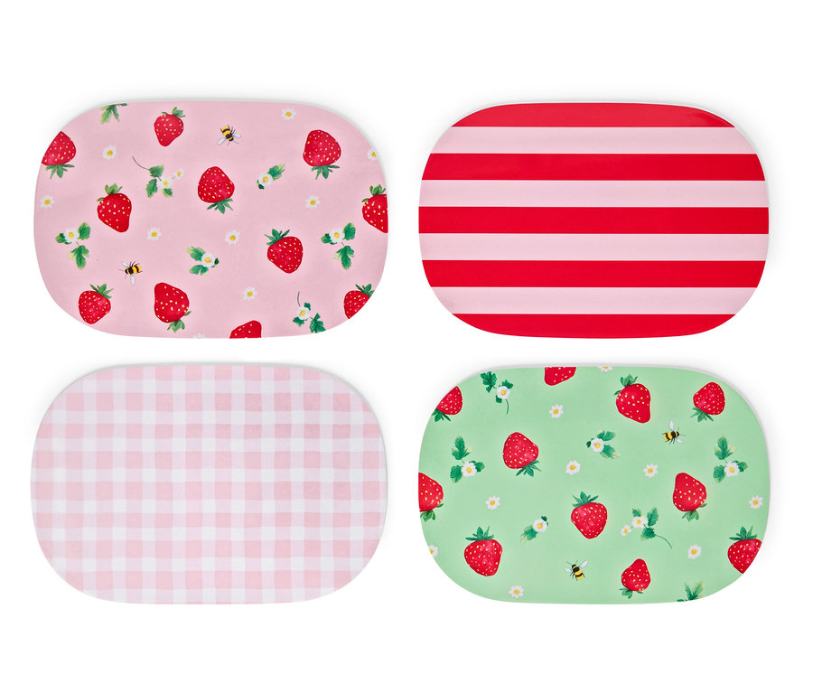 Čtyři prostírání leží na bílém pozadí. Prostírání mají vzory jahod, pruhů a kostek.