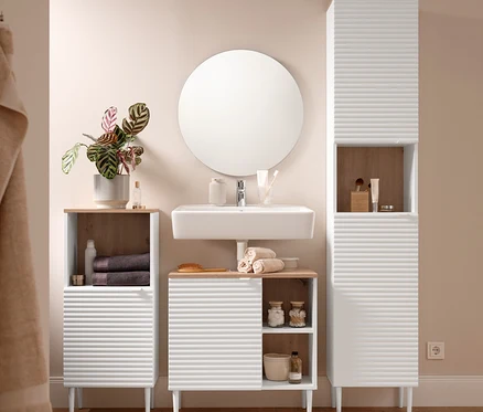 Koupelnový set s umyvadlem, kulatým zrcadlem, komfortní předložkou do koupelny, koupelnovou skříňkou, skříňkou pod umyvadlo, vysokou koupelnovou skříňkou, 2 úložnými koši a 2 šedými prémiovými ručníky.