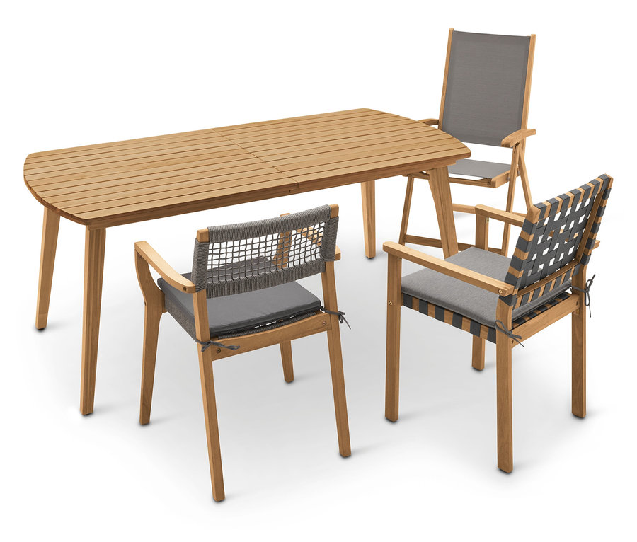 Dřevěný stůl se třemi židlemi se šedými podložkami.