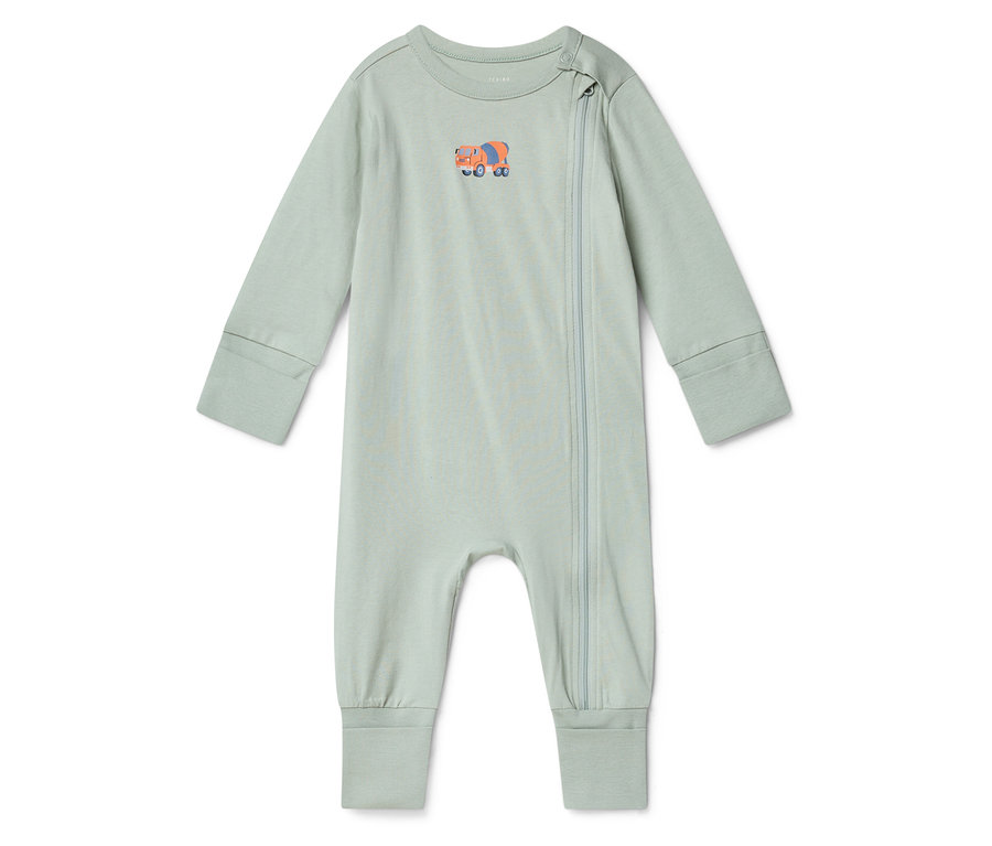 Světle zelený dětský overal s oranžovým motivem míchačky na beton na hrudi leží na bílém pozadí.