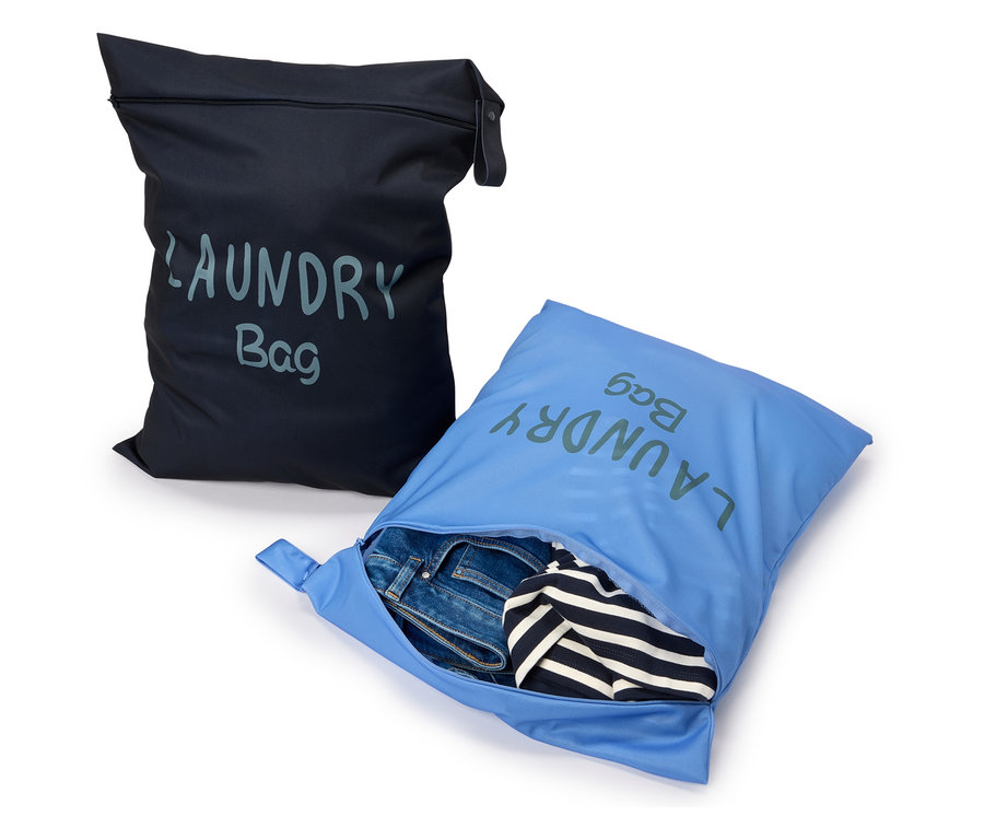 Dva pytle na prádlo, jeden černý a jeden modrý, přičemž modrý je naplněn džínami a pruhovanou košilí.