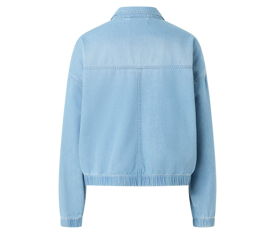 Pohled zezadu na světle modrou džínovou bundu se zapínáním na knoflíky.