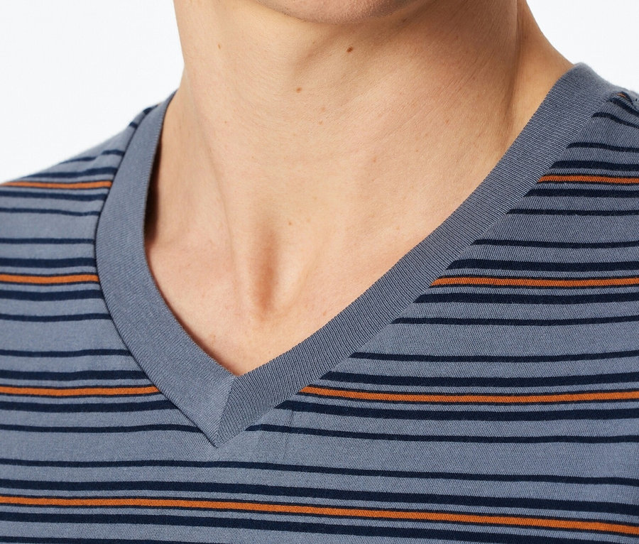 Detail muže v modrém pruhovaném tričku s výstřihem do V.