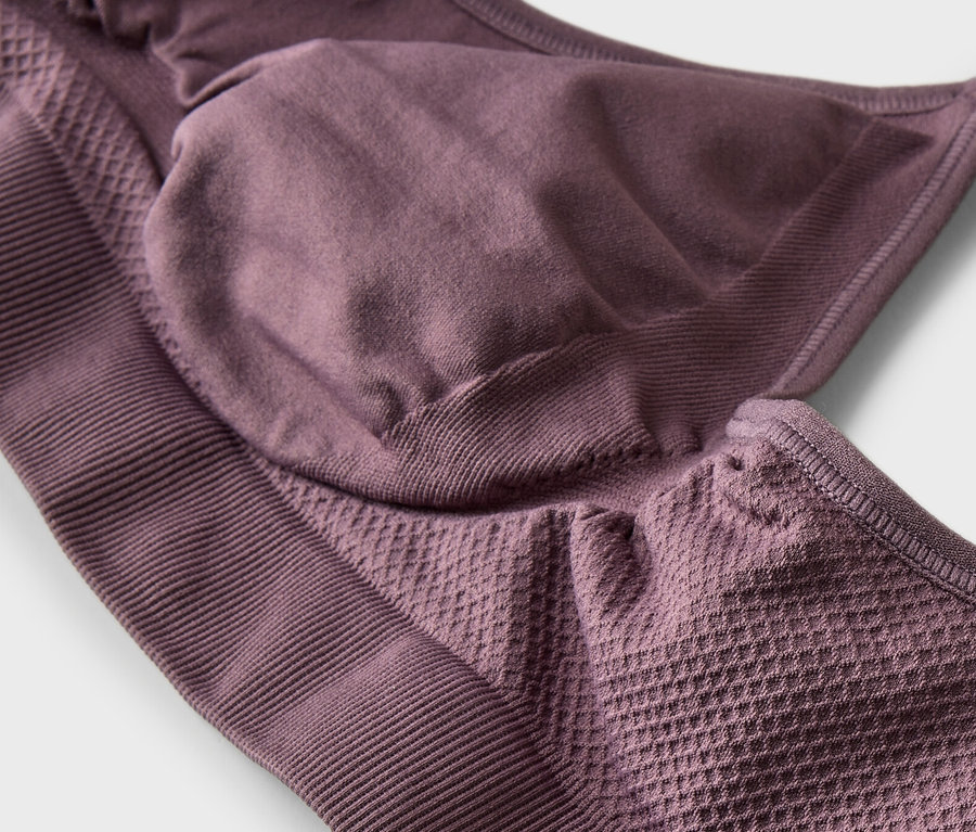 Detail fialové sportovní podprsenky s různými texturami.