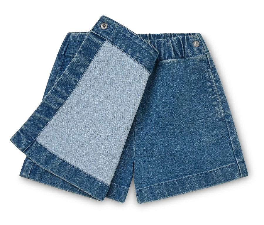 Dětská džínová kalhotová sukně z denimu, částečně ohrnutá.