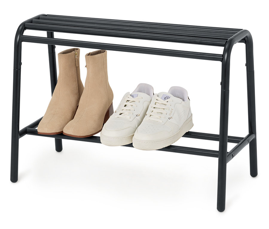 Na černém botníku stojí pár béžových bot a pár bílých tenisek.
