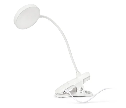 Bílá klipová lampa s kulatou hlavou a flexibilním ramenem stojí na bílém pozadí.