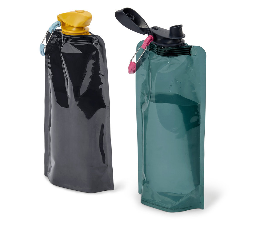 Dvě opakovaně použitelné láhve na vodu, jedna černá se žlutým víčkem a jedna zelená s otevřeným černým víčkem.