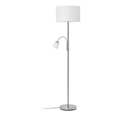 Stříbrná stojací lampa s velkým bílým válcovým stínidlem a menší, nastavitelnou lampičkou na čtení s bílým stínidlem, stojící na kulaté základně.
