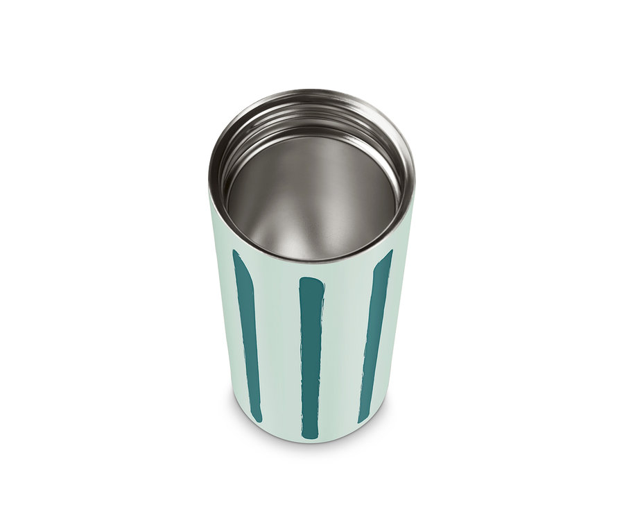 Prázdný kelímek Coffee-to-go s pruhovaným vzorem stojí na bílém pozadí.