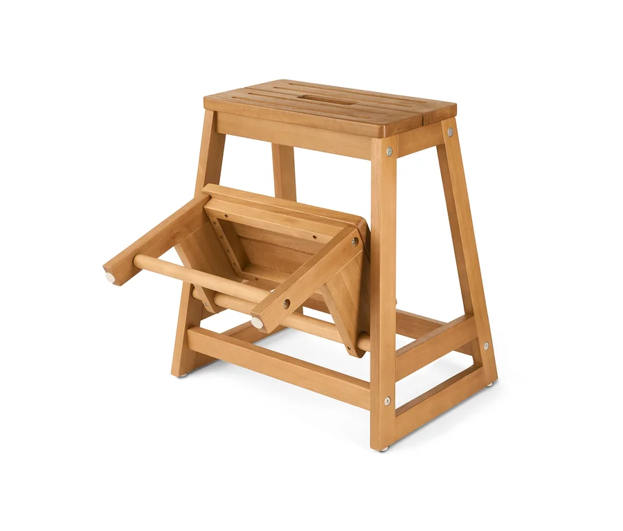 Dřevěná skládací stolička se dvěma stupni.
