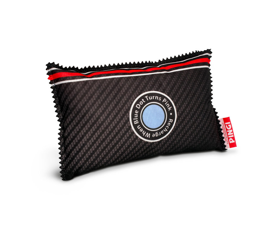 Odvlhčovací polštářek do auta Pingi, cca 300 g, leží na bílém pozadí.