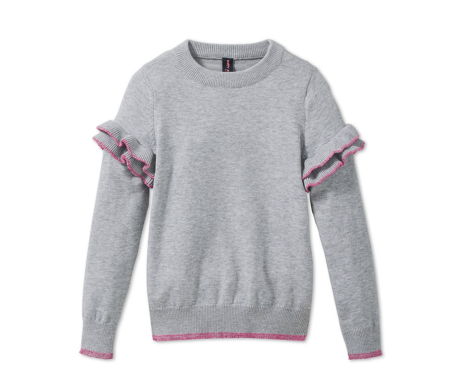 Šedý svetr z jemného úpletu s volány na rukávech a růžovým lemem.