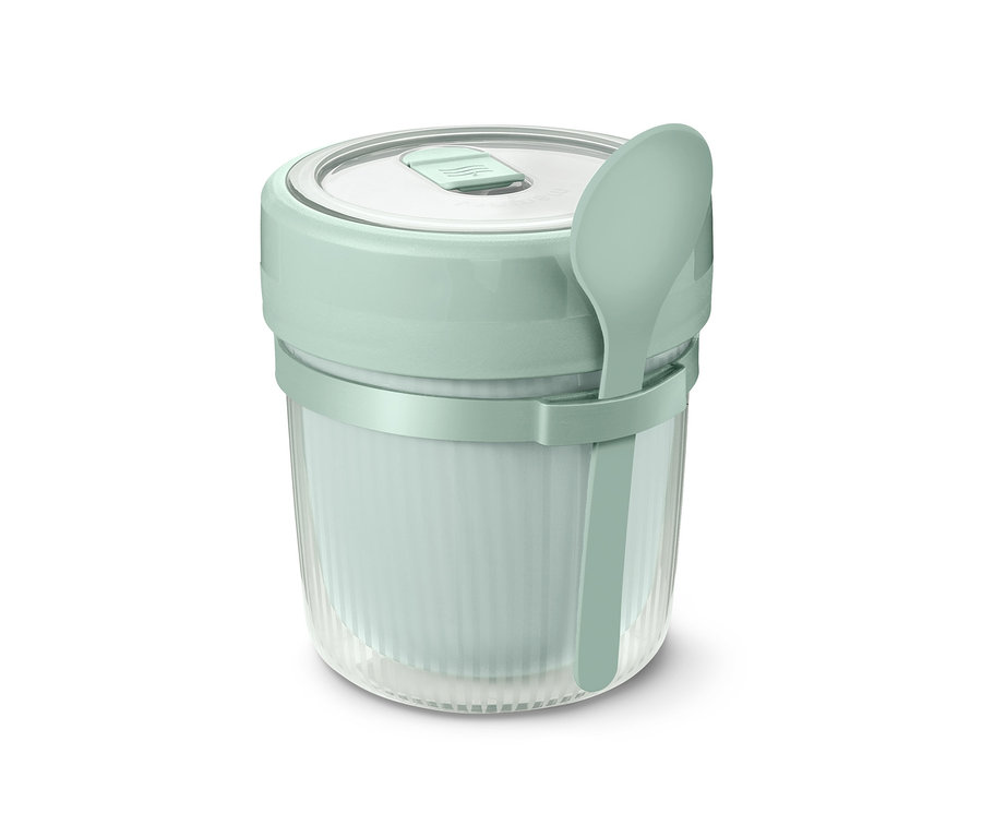 Zelený cestovní hrnek na polévku se lžící.