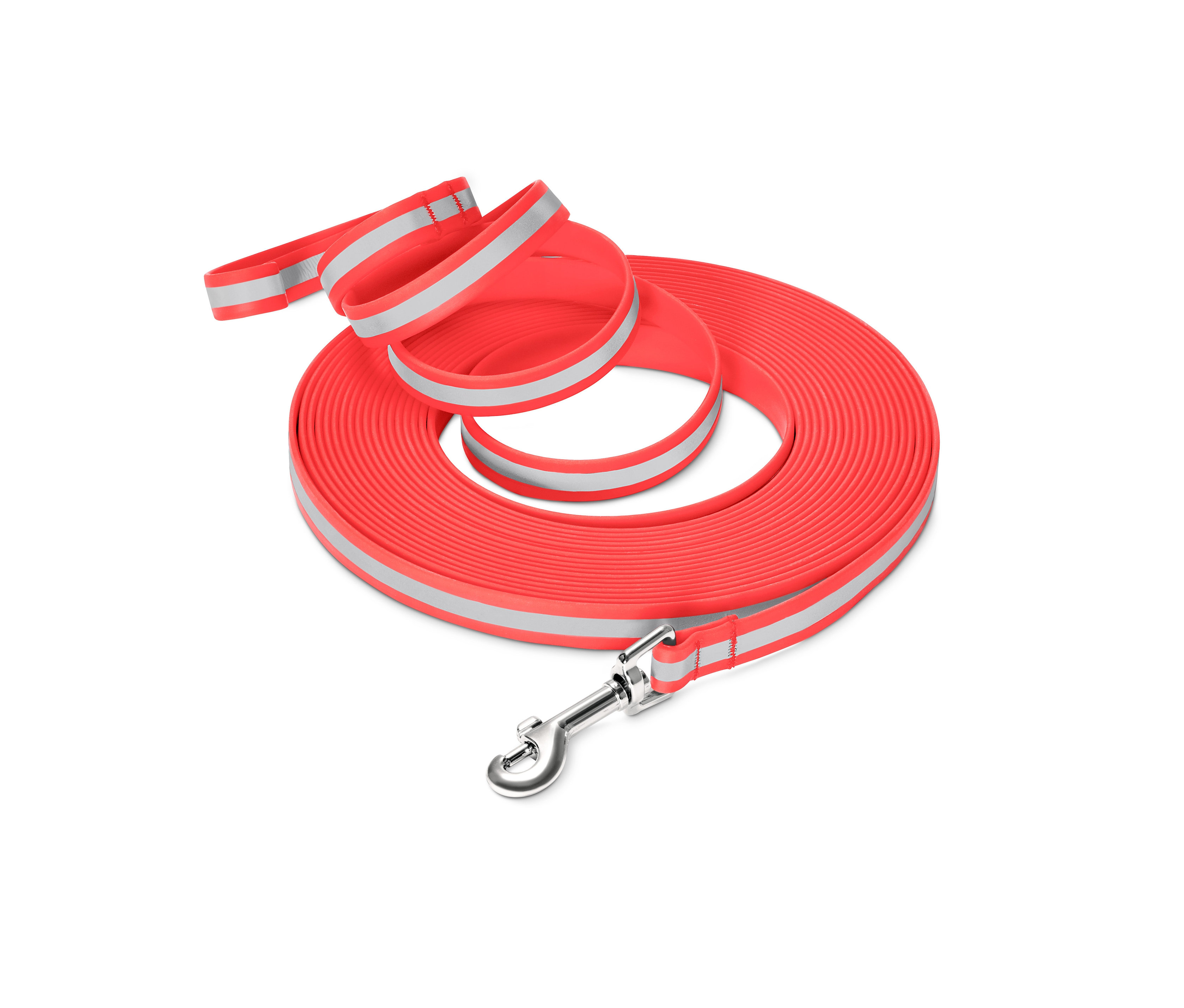 Stočené červené stopovací vodítko pro psy s reflexním pruhem a stříbrnou karabinou na bílém pozadí.