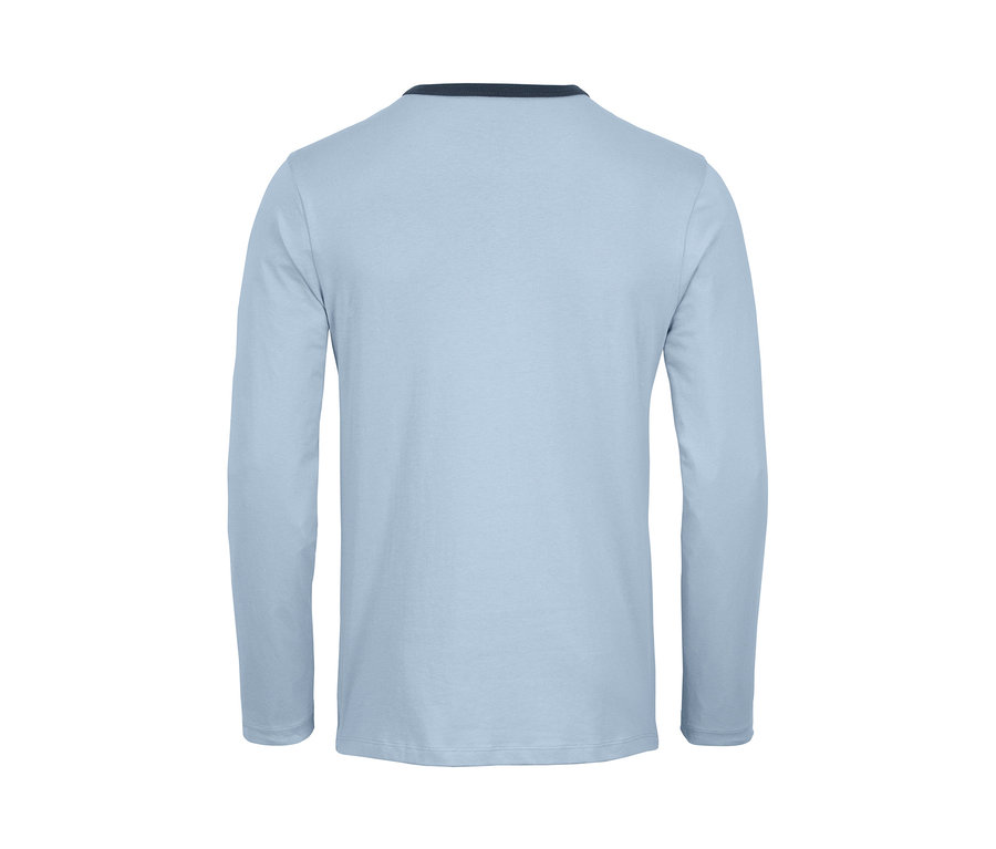 Modré pyžamo s dlouhým rukávem.