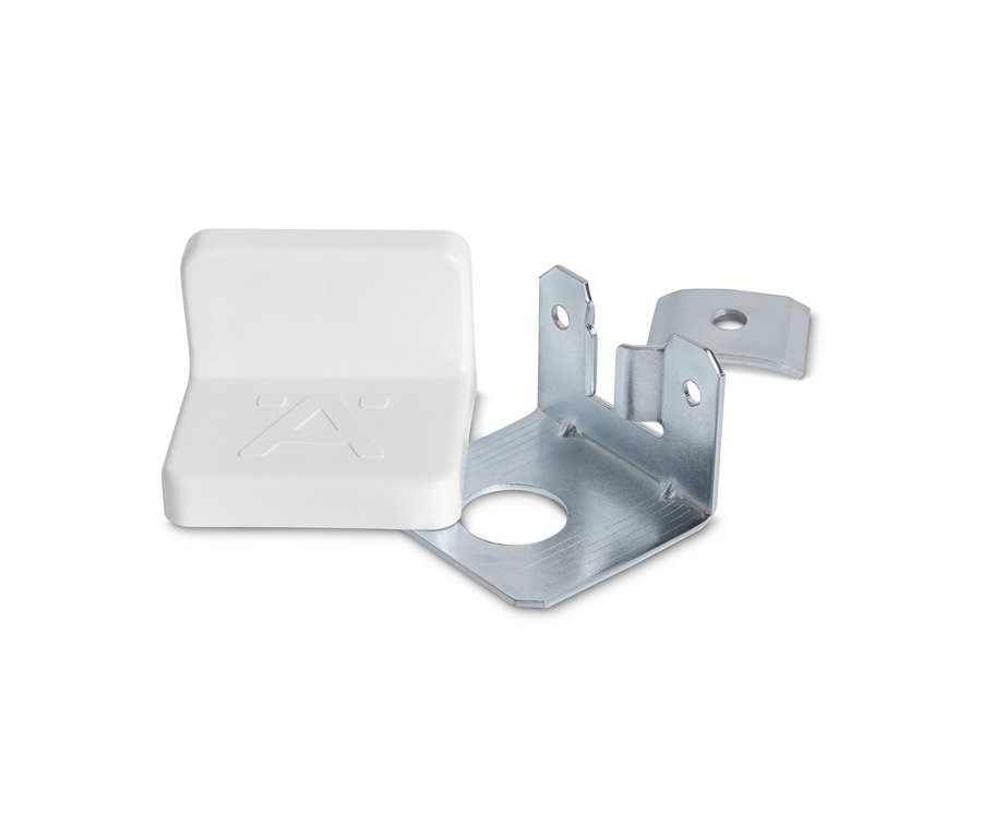 Bílá plastová krytka a kovový rohový držák.