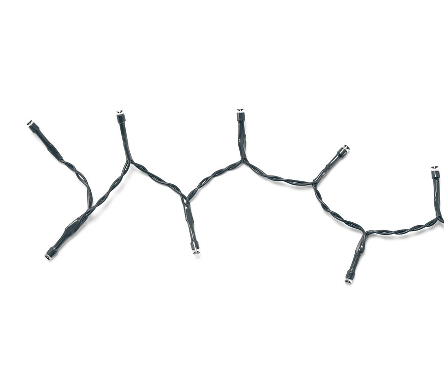 Černý LED světelný závěs na vánoční stromek na bílém pozadí.
