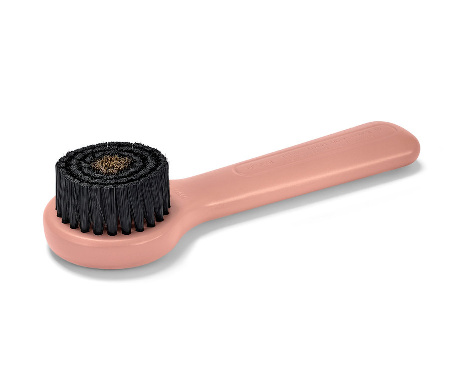 Detail of a pink Obličejový masážní kartáč s měděnými štětinami (facial massage brush with copper bristles).