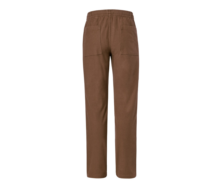 Detail hnědých kalhot chino.