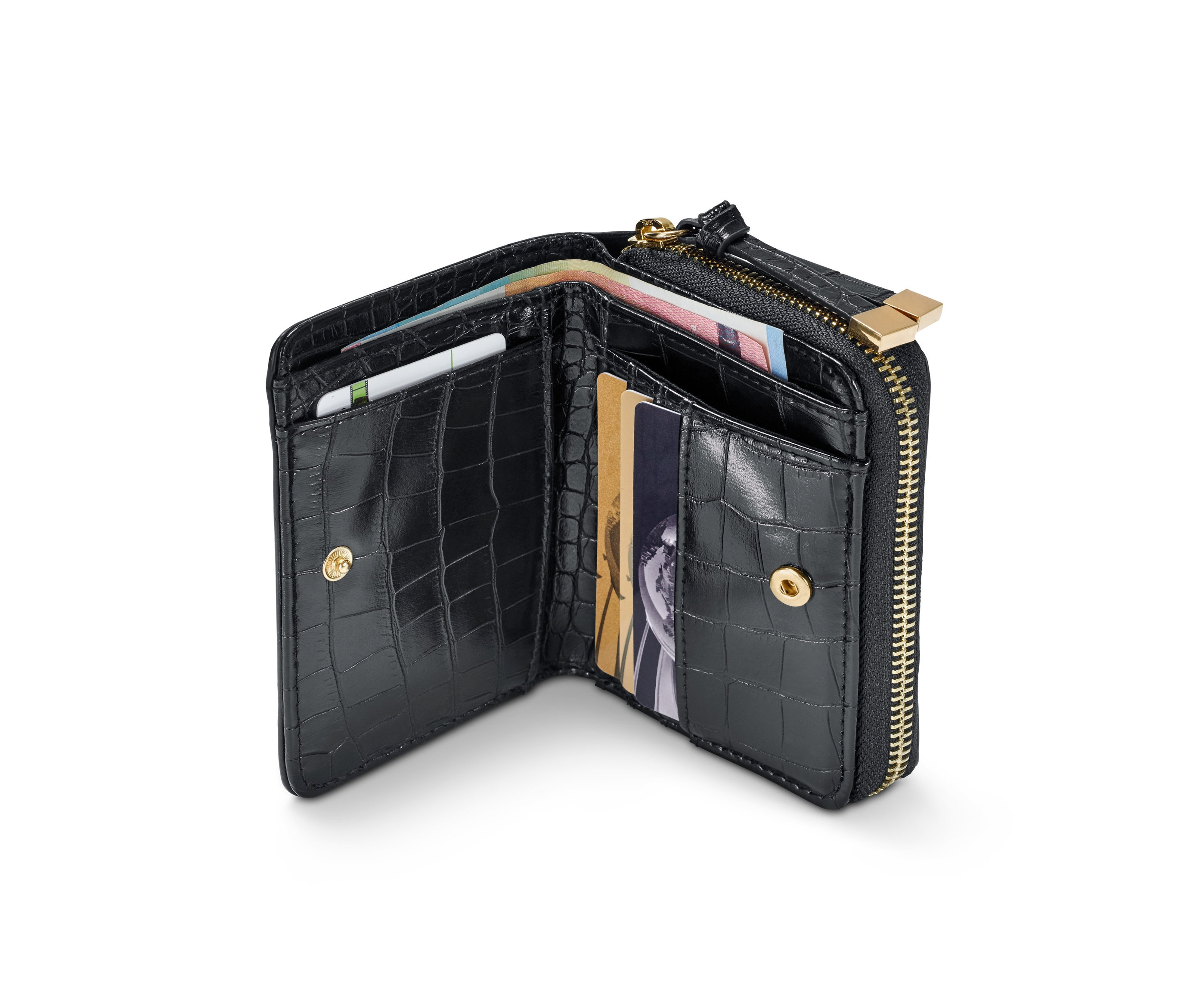 Otevřená černá peněženka s texturou krokodýlí kůže, uvnitř jsou bankovky a karty.