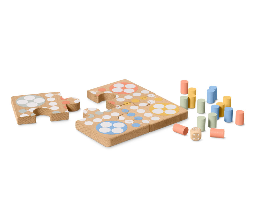 Dvě puzzle Ludo a sada barevných figurek a kostka na bílém pozadí.