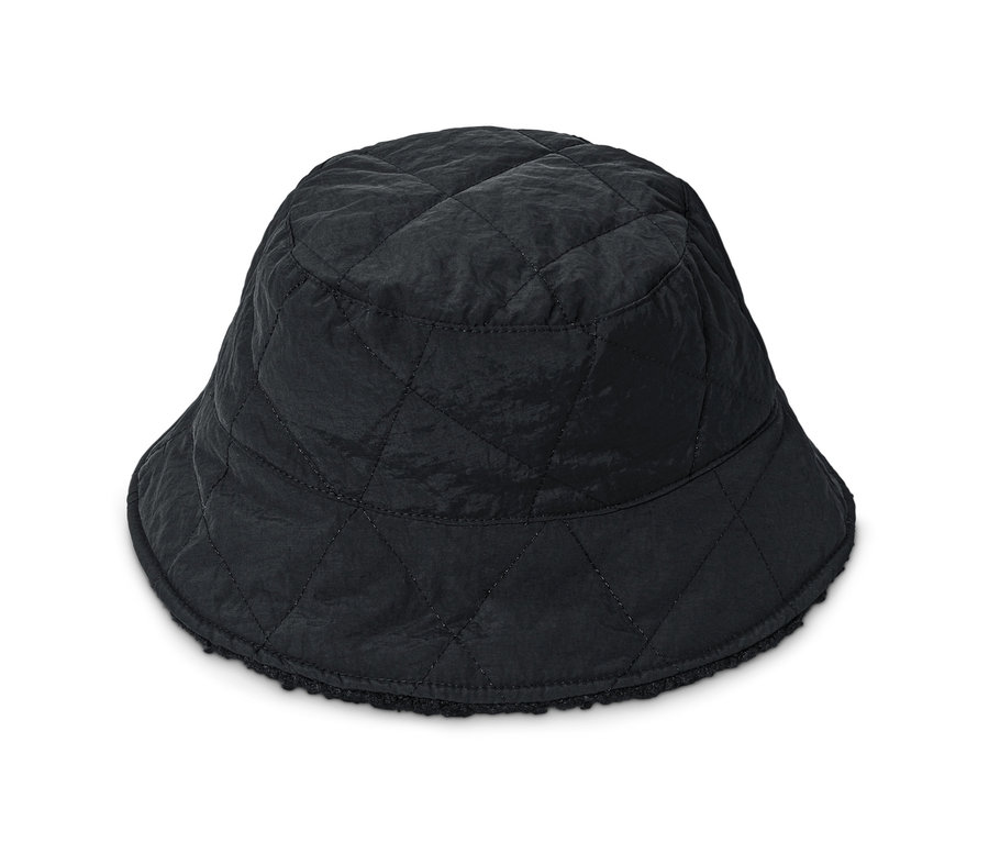 Černý oboustranný klobouk s prošívaným vzorem.