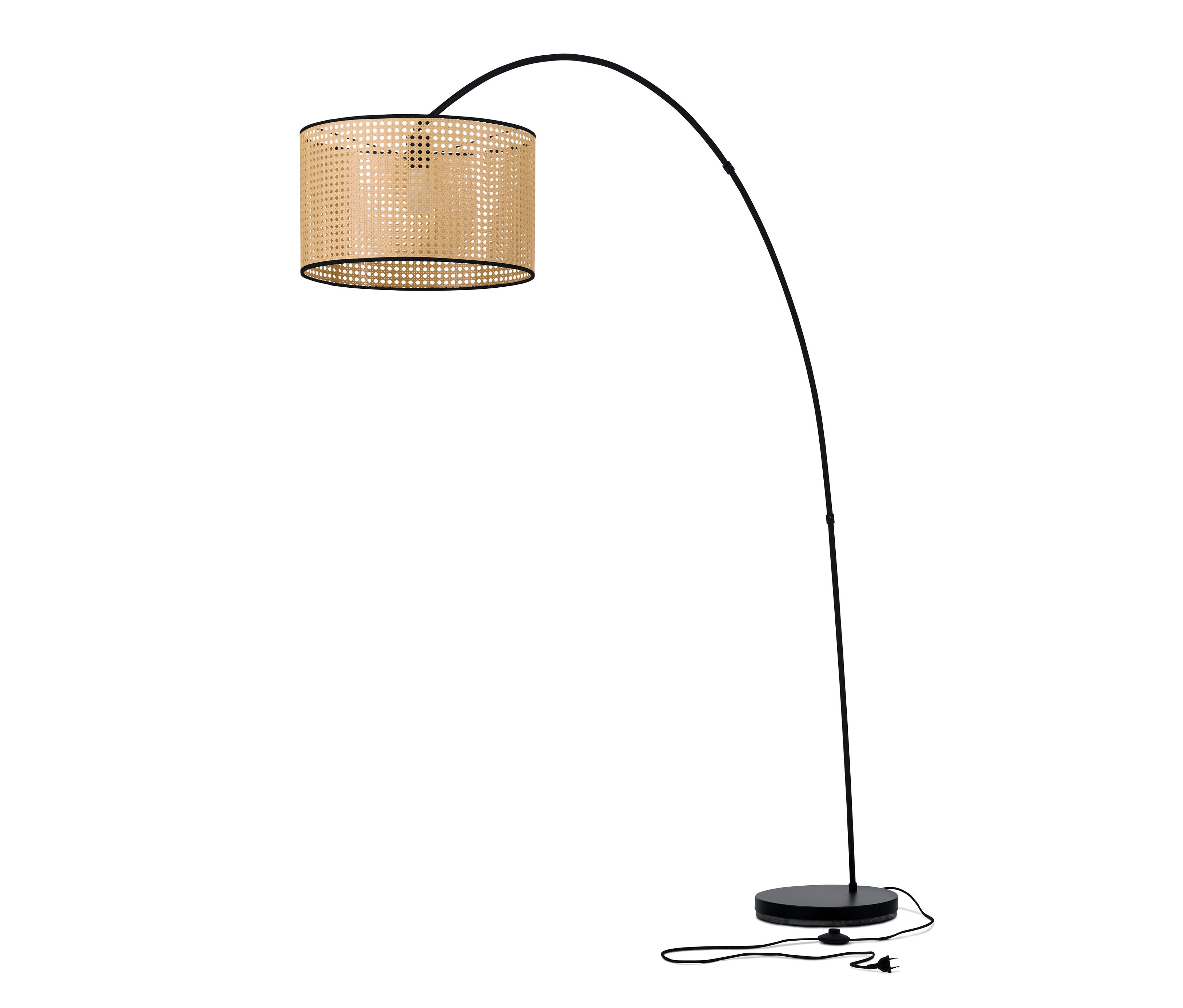 Černá oblouková lampa s proutěným stínidlem.