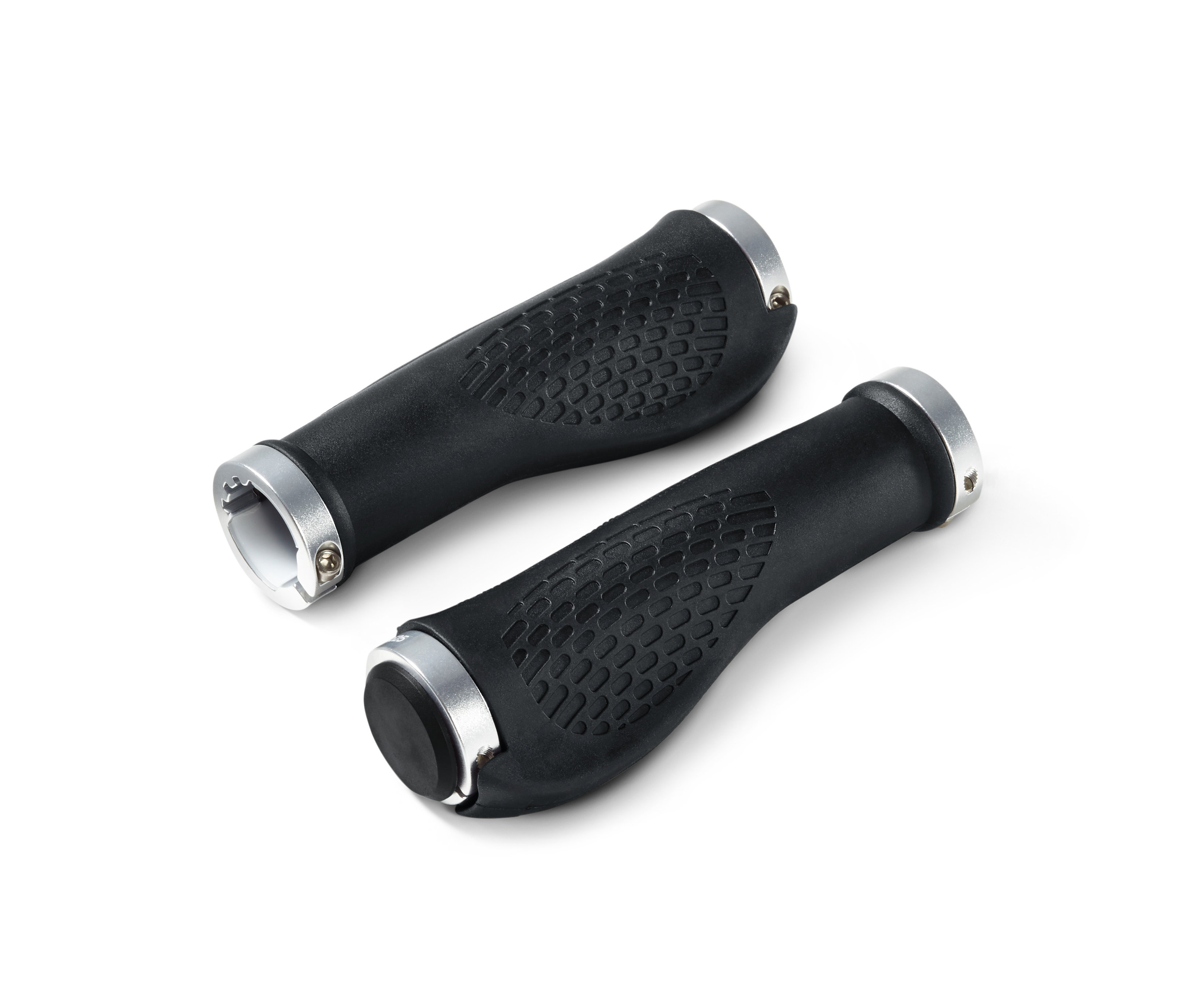 Dvě černé madla na řídítka s texturou a stříbrnými konci leží na bílém pozadí.