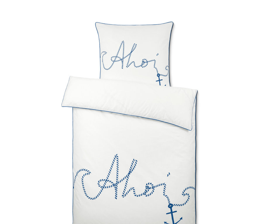 Bílé perkálové povlečení s modrým lemem a nápisem Ahoj a kotvou.