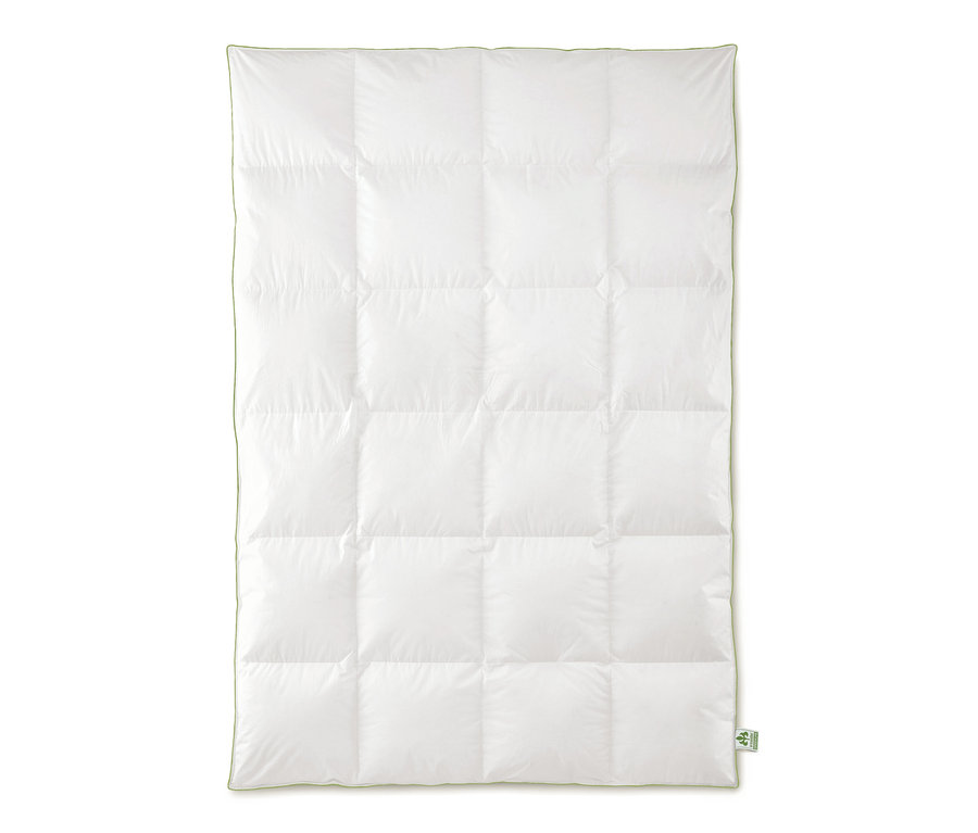 Bílá kazetová prachová přikrývka irisette® greenline standardní velikosti s lehkým zeleným lemováním.