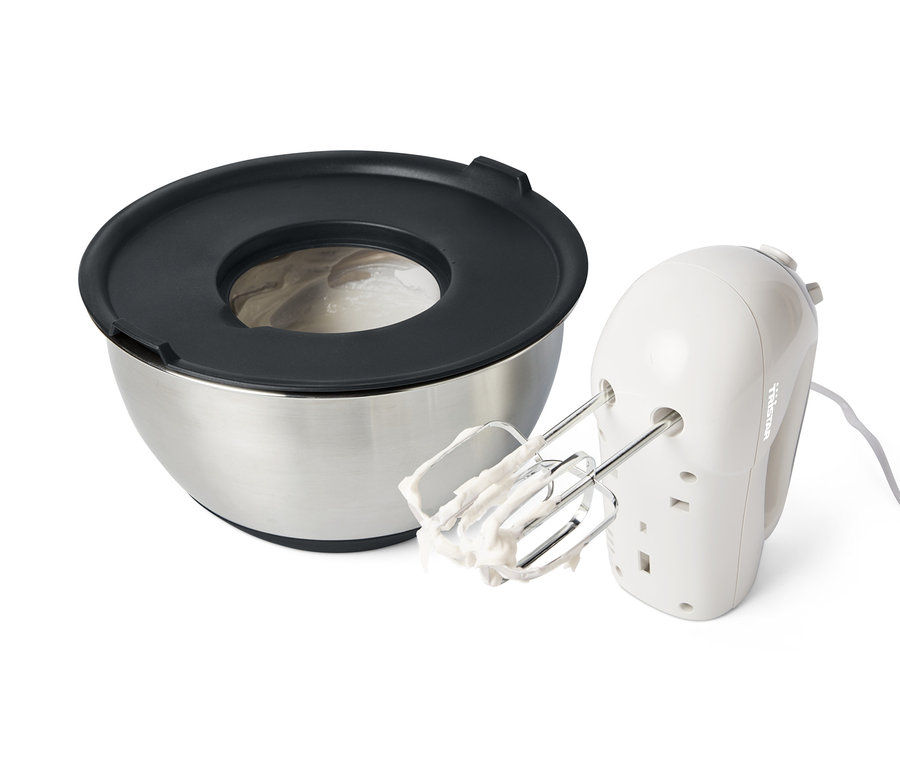 Nerezová mísa s černým víkem a ruční mixér s metlami potřísněnými těstem.