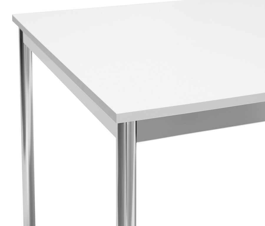 Detail bílého psacího stolu »CN3« s kovovými nohami.