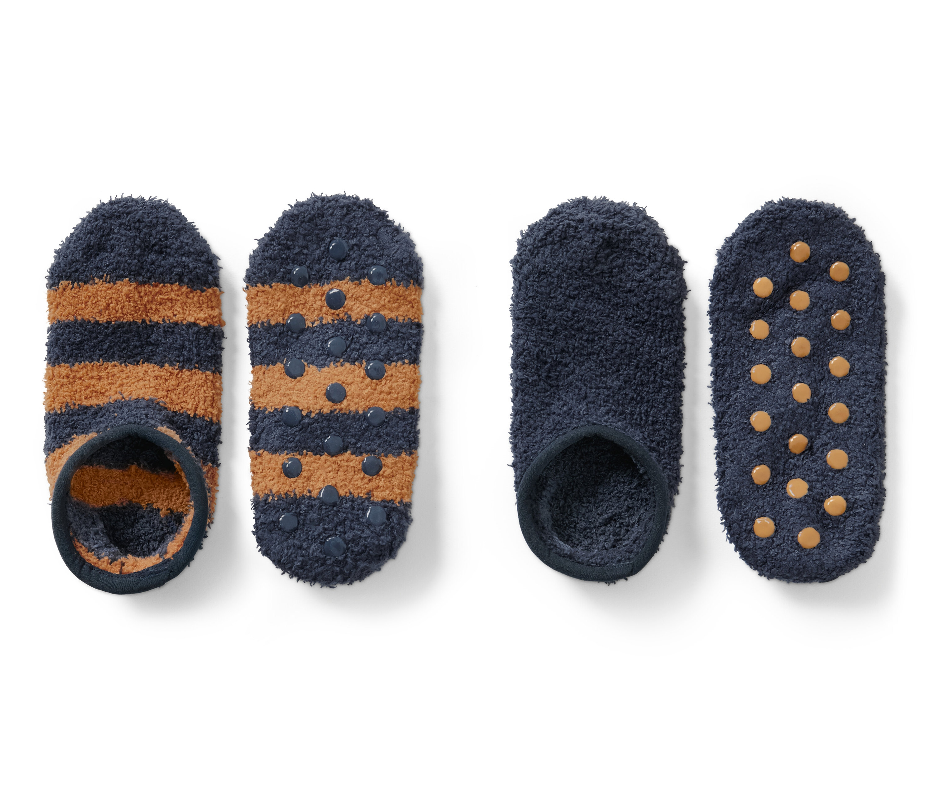 Dva páry ponožkových papučí. Jeden pár je modrý s hnědými pruhy, druhý pár je jednobarevný modrý.