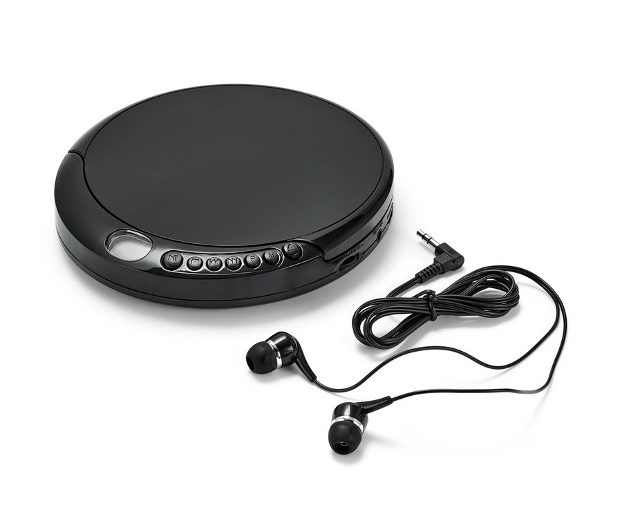 Černý přenosný CD přehrávač a sluchátka na bílém pozadí.