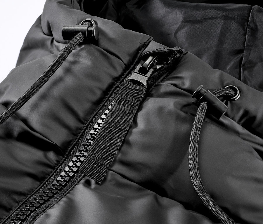 Detail zimní bundy do deště s kapucí se zipem a stahovací šňůrkou.