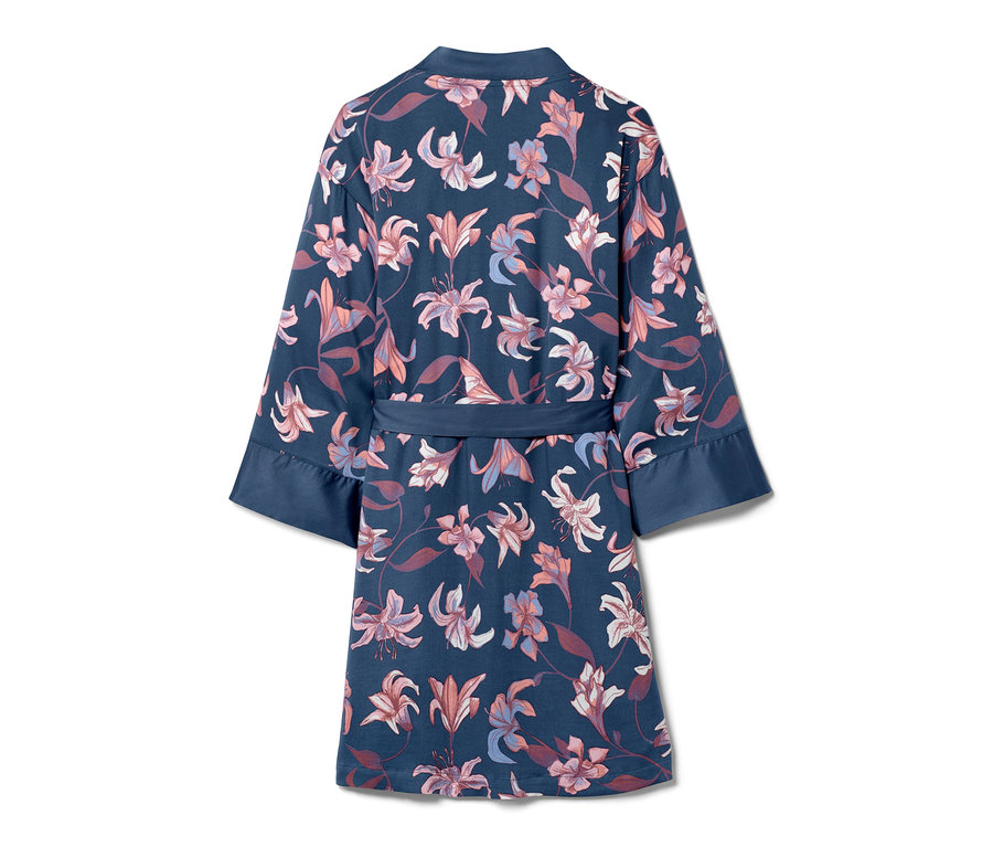 Modrý župan s květinovým vzorem.