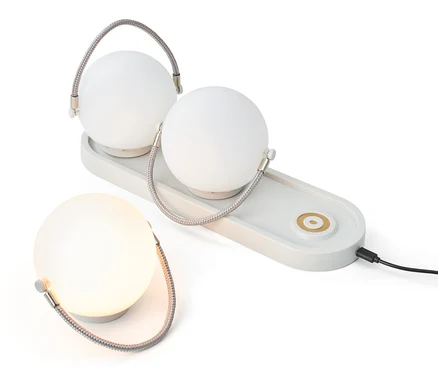 Sada stolních lamp na akumulátor: Dvě lampy na nabíjecí základně a jedna samostatně.