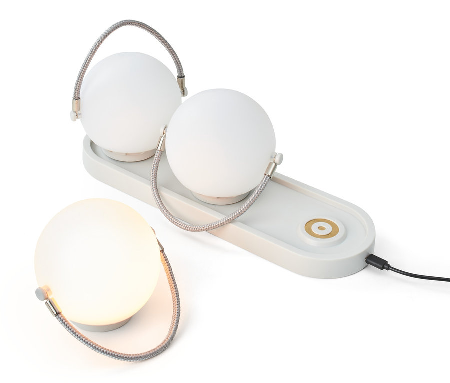 Sada stolních lamp na akumulátor: Dvě lampy na nabíjecí základně a jedna samostatně.