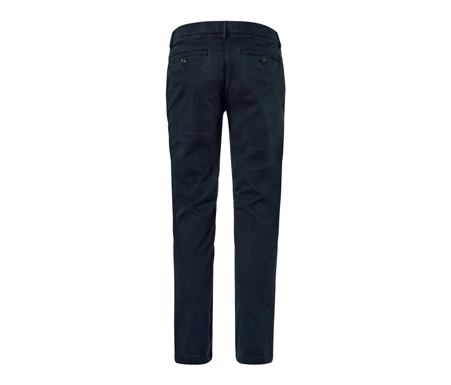 Detail zadní strany námořnicky modrých chino kalhot.