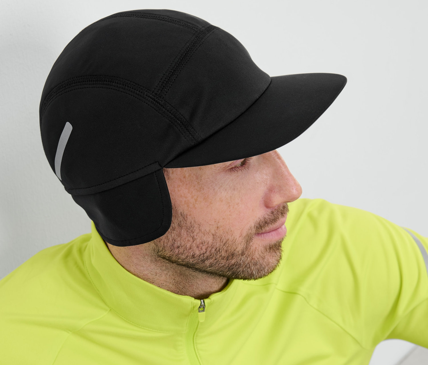 Muž s černou běžeckou čepicí.