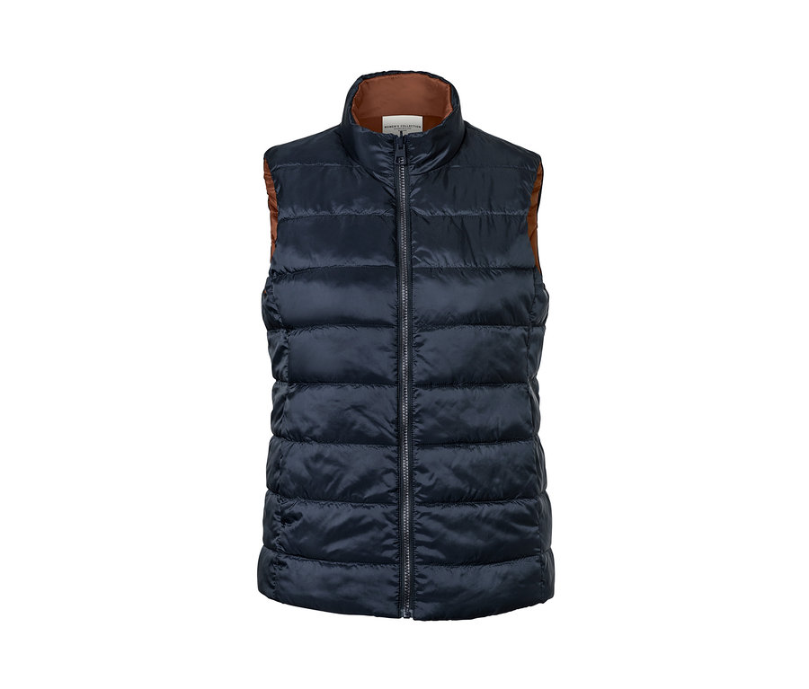 Modrá prošívaná vesta s hnědou vnitřní stranou.