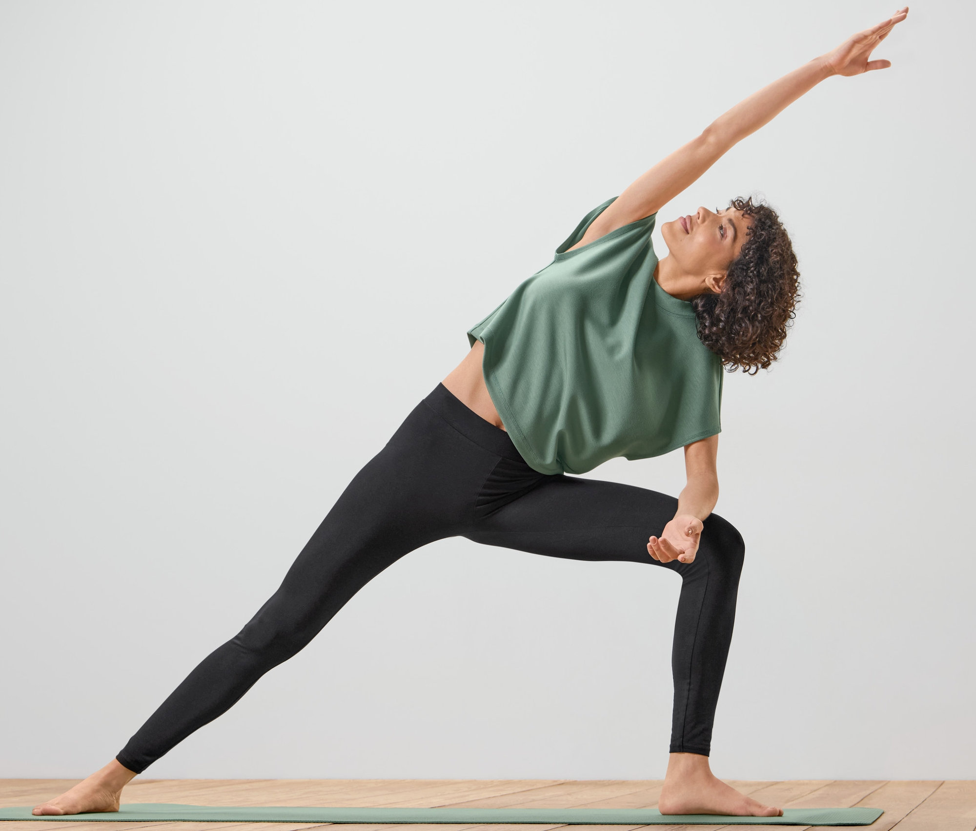 Žena v černé sportovní legíny cvičí jógu.